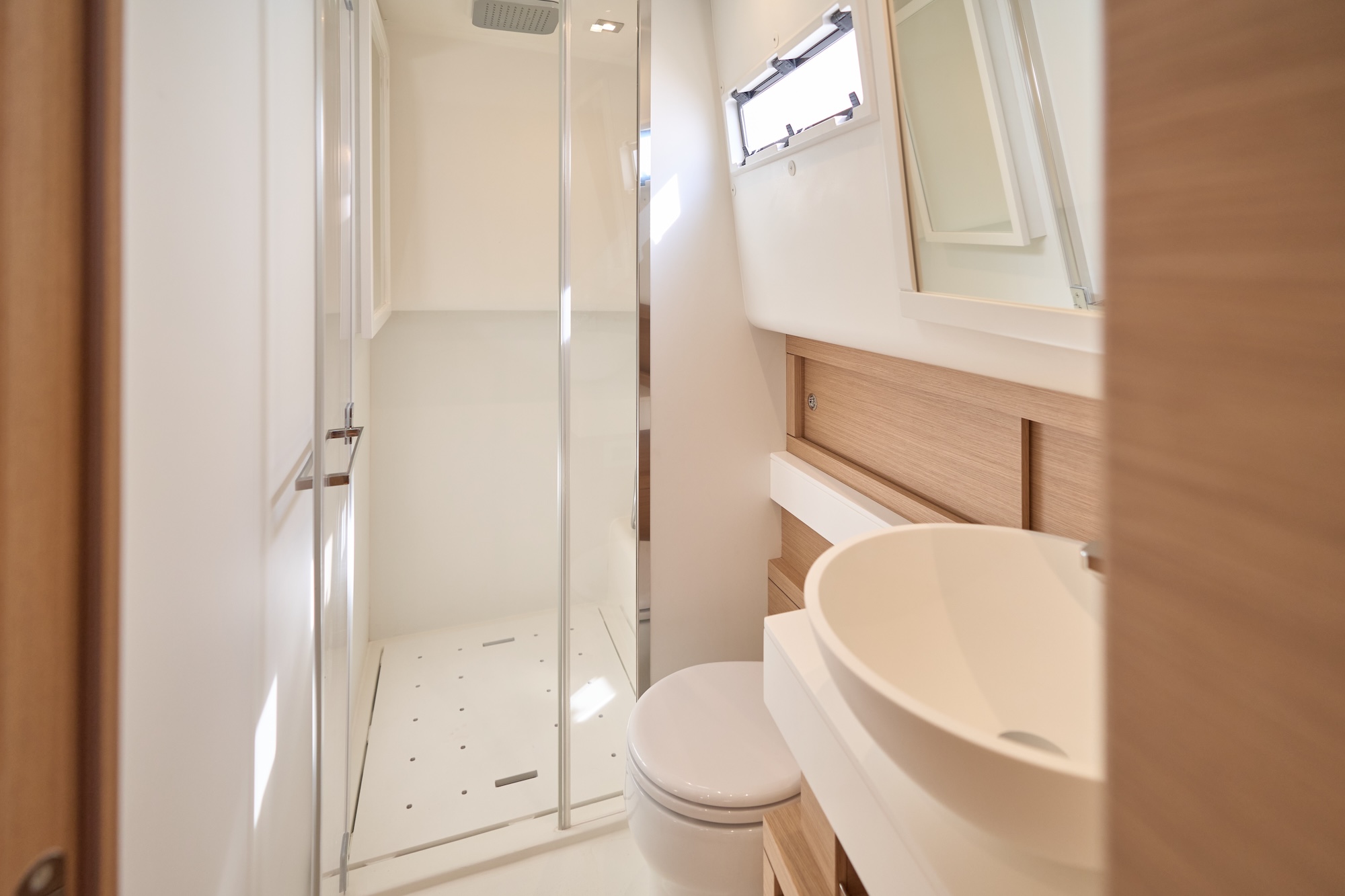 Pardo 50 yacht bathroom